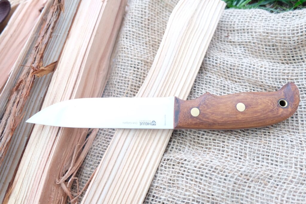 キャンプサイトでのナイフ使用シーン(シース装着状態も可)